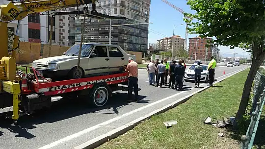 Kamyonun çarptığı otomobil refüje savruldu