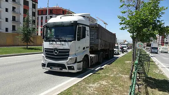 Kamyonun çarptığı otomobil refüje savruldu