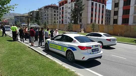 Kamyonun çarptığı otomobil refüje savruldu