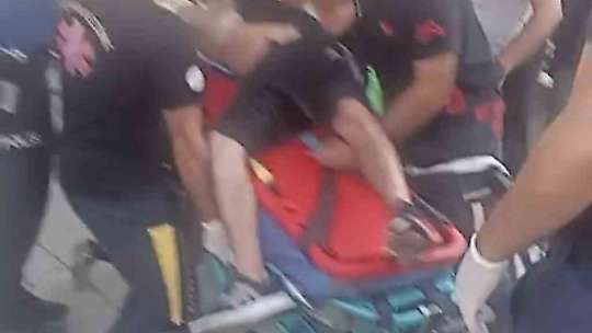 Kanala düşen genci arkadaşı yakaladı, itfaiye kurtardı
