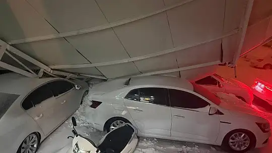 Kar ağırlığına dayanamayan sundurmanın araçların üzerine çöktüğü anlar kamerada