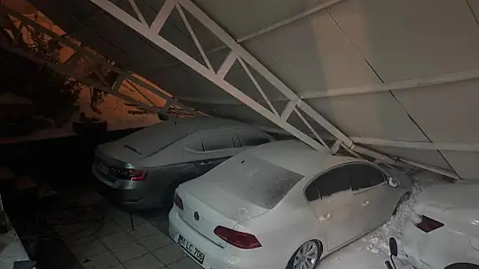 Kar ağırlığına dayanamayan sundurmanın araçların üzerine çöktüğü anlar kamerada