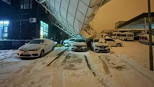 Kar ağırlığına dayanamayan sundurmanın araçların üzerine çöktüğü anlar kamerada