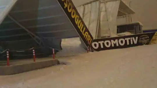 Kar ağırlığına dayanamayan sundurmanın araçların üzerine çöktüğü anlar kamerada