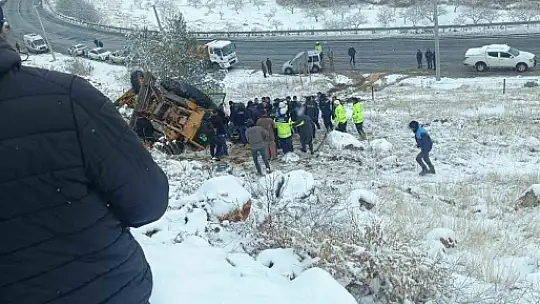 Kar temizliği yapan iş makinesi devrildi: 1 yaralı