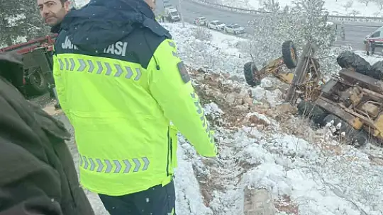 Kar temizliği yapan iş makinesi devrildi: 1 yaralı