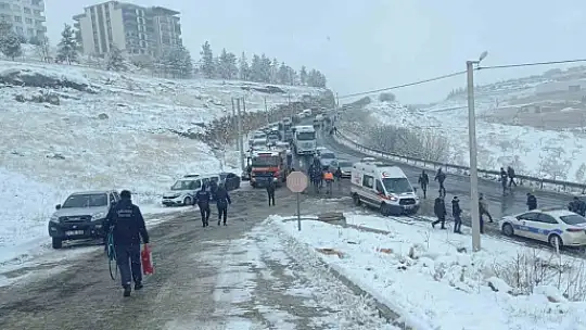 Kar temizliği yapan iş makinesi devrildi: 1 yaralı