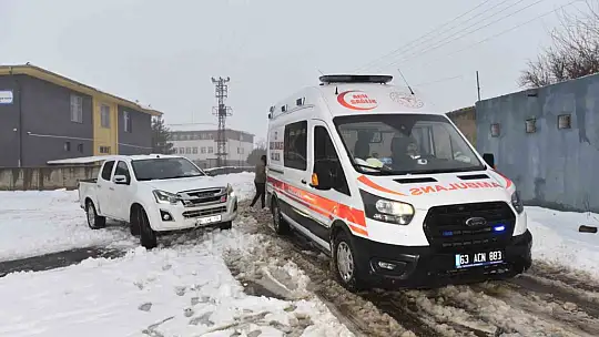 Karla kapanan kırsal mahalledeki diyaliz hastasına belediye ekipleri ulaştı