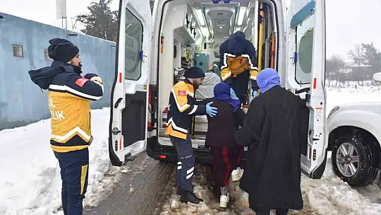 Karla kapanan kırsal mahalledeki diyaliz hastasına belediye ekipleri ulaştı