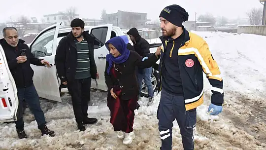 Karla kapanan kırsal mahalledeki diyaliz hastasına belediye ekipleri ulaştı