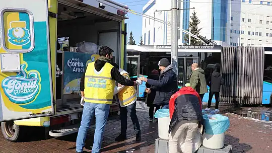 Karlı havada sıcak çorba ikramı