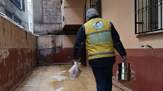 Karlı havada sıcak çorba ikramı