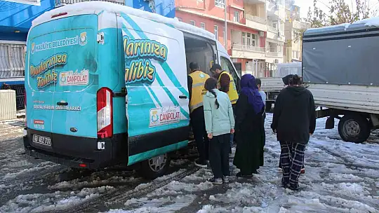 Karlı havada sıcak çorba ikramı