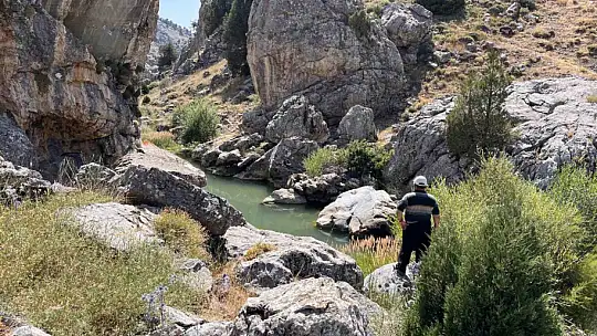 Kayaların arasında oluştu, manzarasıyla büyülüyor