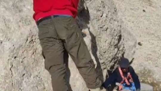Kayalıklarda mahsur kalan keçiler kurtarıldı