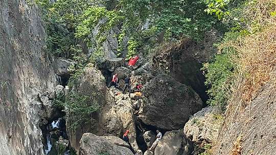 Kayalıklardan düşen yaralı çocuk kurtarıldı