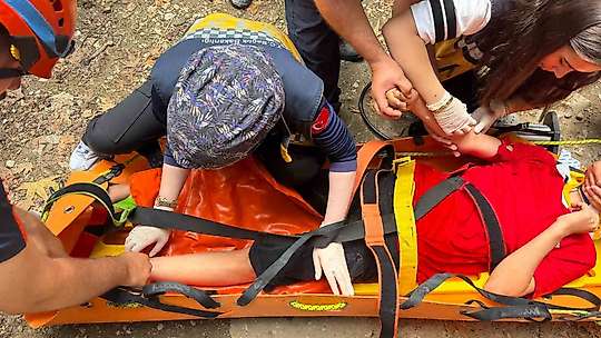 Kayalıklardan düşen yaralı çocuk kurtarıldı