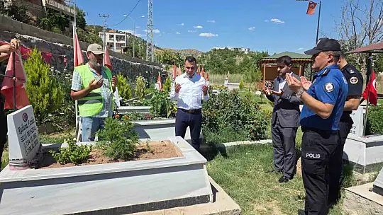 Kaymakam Kadir Algın, deprem şehitliğini ziyaret etti