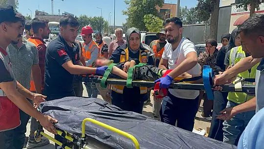 Kaza yerinde inşaat işçilerinden örnek davranış