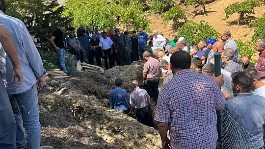 Kazada ölen 3 kişinin cenazesi yan yana toprağa verildi