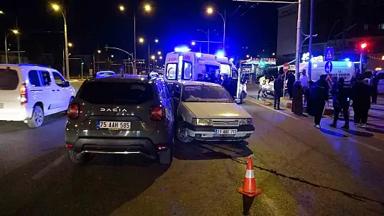 Kazaya karışan sürücü aracı bırakıp kaçtı: 3 yaralı
