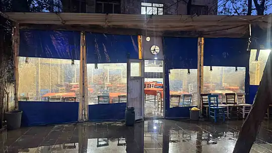 Kıraathanede bıçaklı saldırıya uğrayan amca ve yeğeni yaralandı