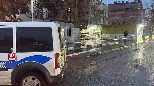 Kıraathanede bıçaklı saldırıya uğrayan amca ve yeğeni yaralandı