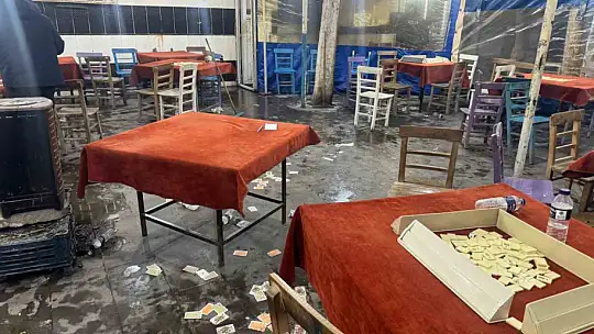 Kıraathanede bıçaklı saldırıya uğrayan amca ve yeğeni yaralandı