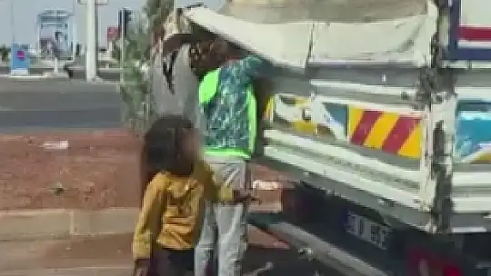 Kırmızı ışıkta duran kamyonetten biber çaldılar