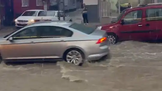 Kısa süreli yağmur yolları nehre çevirdi
