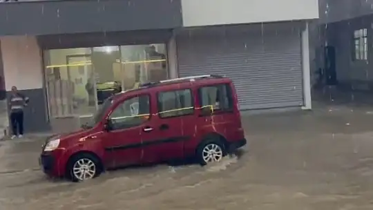 Kısa süreli yağmur yolları nehre çevirdi