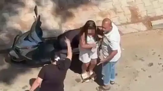 Kızını bıçakla kovaladı, o anlar kamerada