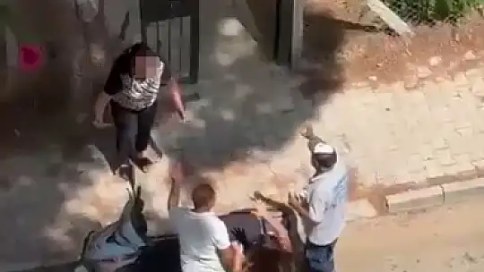 Kızını bıçakla kovaladı, o anlar kamerada