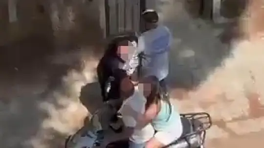Kızını bıçakla kovaladı, o anlar kamerada