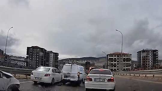 Kontrolden çıkan araç, önündeki 4 araca çarptı: O anlar kamerada