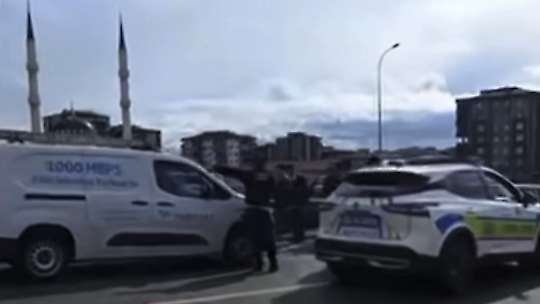 Kontrolden çıkan araç, önündeki 4 araca çarptı: O anlar kamerada