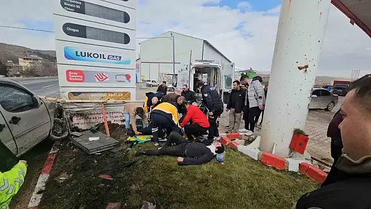 Kontrolden çıkan hafif ticari araç akaryakıt istasyonuna daldı: 2 yaralı