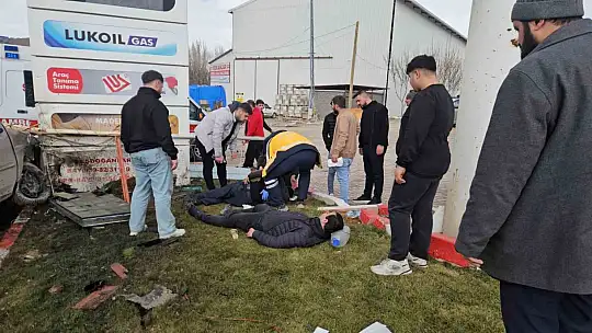 Kontrolden çıkan hafif ticari araç akaryakıt istasyonuna daldı: 2 yaralı