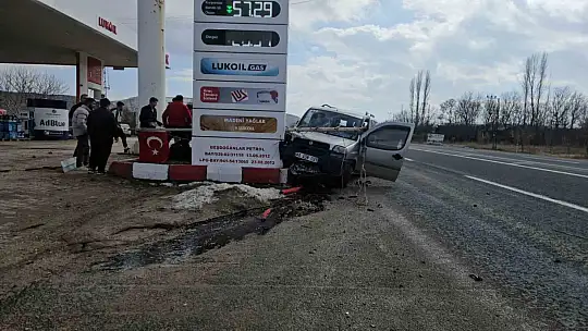 Kontrolden çıkan hafif ticari araç akaryakıt istasyonuna daldı: 2 yaralı