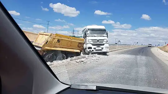 Kontrolden çıkan hafriyat kamyonu yön tabelasına çarptı: 1 yaralı