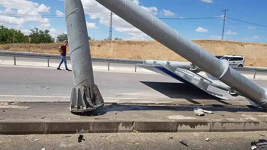 Kontrolden çıkan hafriyat kamyonu yön tabelasına çarptı: 1 yaralı