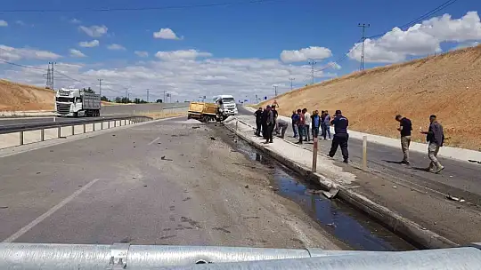 Kontrolden çıkan hafriyat kamyonu yön tabelasına çarptı: 1 yaralı