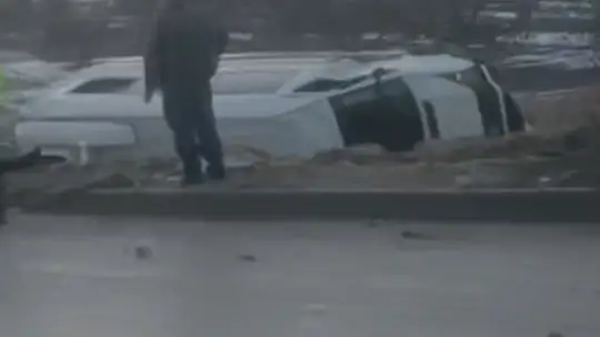 Kontrolden çıkan işçi servisi şarampole devrildi: 10 yaralı