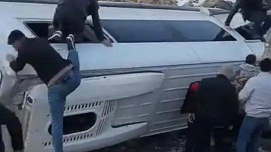 Kontrolden çıkan işçi servisi şarampole devrildi: 10 yaralı