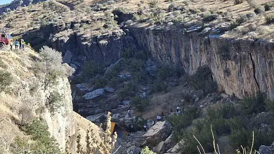 Kontrolden çıkan kamyon uçuruma düştü: 1 ölü