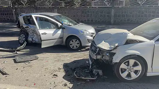 Kontrolden çıkan otomobil karşı şeride uçarak iki otomobile çarptı: 4 yaralı