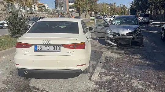 Kontrolden çıkan otomobil karşı şeride uçarak iki otomobile çarptı: 4 yaralı