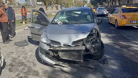 Kontrolden çıkan otomobil karşı şeride uçarak iki otomobile çarptı: 4 yaralı