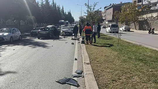 Kontrolden çıkan otomobil karşı şeride uçarak iki otomobile çarptı: 4 yaralı