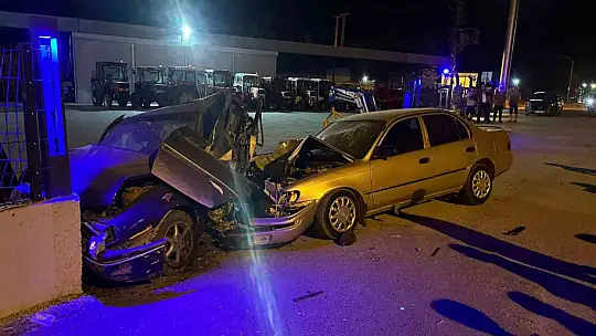 Kontrolden çıkan otomobil park halindeki araca çarptı... O anlar kamerada